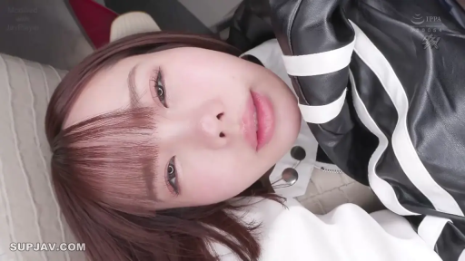 Indoor · Close-up of the face · Hazy · Gaze · 短发 · Side-lying · 运动皮夹克