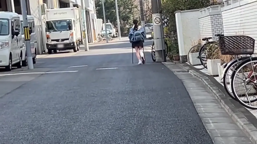 街道 · 行走 · JK校服 · 拐杖 · 全身背影 · 拄拐行走 · 残疾题材