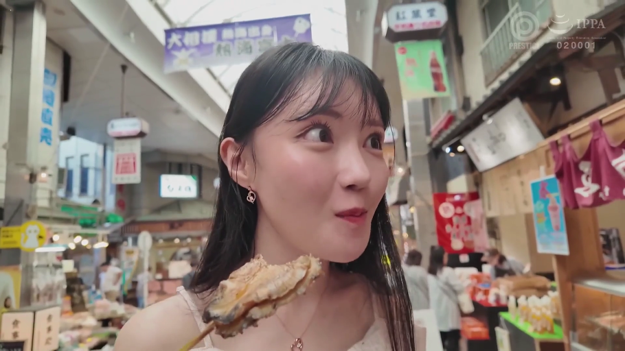 脸部特写 · 站姿 · 白色吊带 · 惊讶 · 街拍风格 · 户外商业街 · 户外进食 · 食物串烧