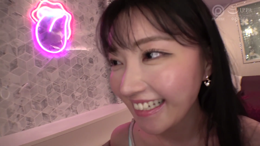 室内 · 脸部特写 · 侧颜 · 浅色吊带