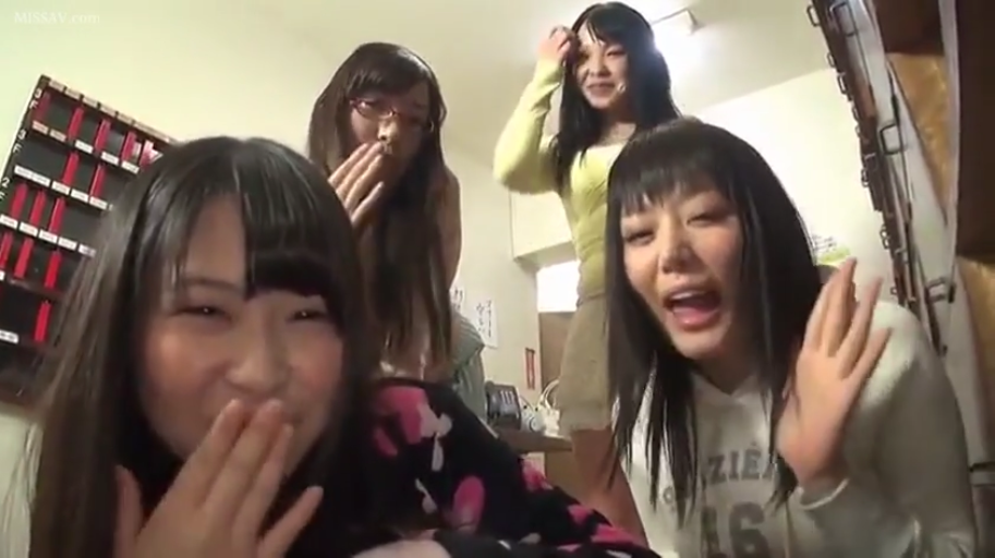 室内 · 脸部特写 · 休闲装 · 多人 · 笑容 · 凑近 · 挥手 · 钥匙架