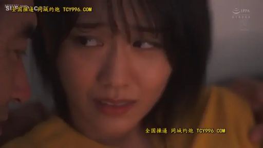 室内 · 脸部特写 · 侧脸 · 黄色上衣 · 忧伤 · 依偎 · 避开视线