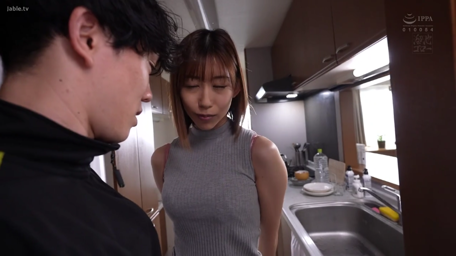 Confrontation · Serious · Stand · Medium shot · 居家 · Kitchen · 灰色无袖高领衫 · 厨具