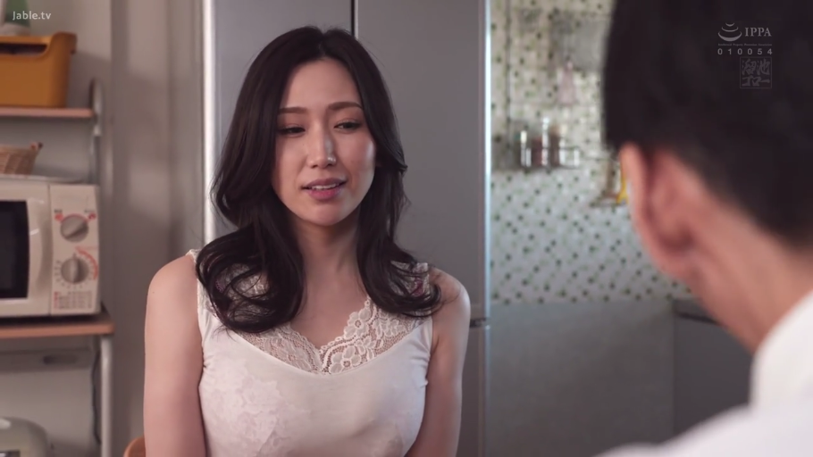 坐姿 · 微笑 · 交流 · 厨房 · 上半身 · 熟女 · 冰箱 · 白色蕾丝背心