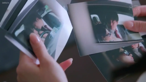 室内 · 手部 · 特写 · 持物 · 相片 · 翻看照片