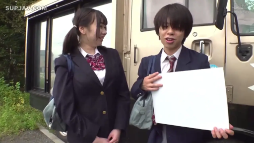 站立 · 中景 · 微笑 · 學生制服 · 户外 · 展示看板 · 看板 · 日本AV