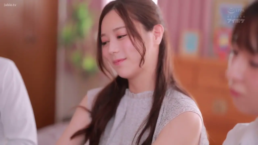 室内 · 会話 · 面部 · 微笑 · レースのトップ · 横に頭を傾ける · AV