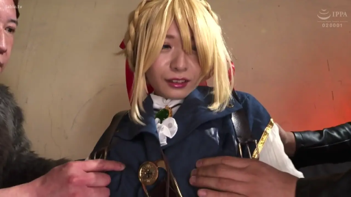 室内 · 坐姿 · 中景 · 多人行为 · 假发 · 动漫角色扮演服 · 满足微笑 · 被他人揉捏胸部