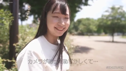 Stand · Half-body · Outdoor · 树木 · White T-shirt · 看向镜头 · 眯眼笑 · 户外公园