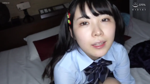 俯身 · 脸部特写 · 微笑 · 对视 · JK制服 · 双马尾 · 发饰 · 酒店客房