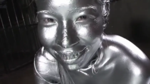 室内 · 面部 · 微笑 · 注视 · 俯拍 · 项圈 · 全裸(银漆) · 银涂