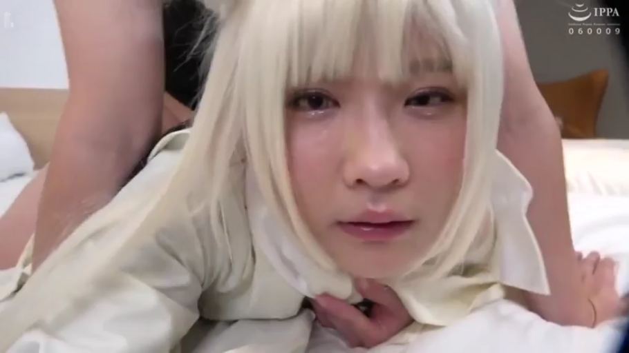 脸部特写 · 卧室 · 迷离 · 性行为 · 俯卧 · 浅色衬衫 · 银发