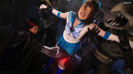 角色扮演 · 近景 · 水手服英雄装 · 幽暗布景 · 张开双臂 · 遭受攻击 · 痛苦尖叫 · 怪兽爪牙