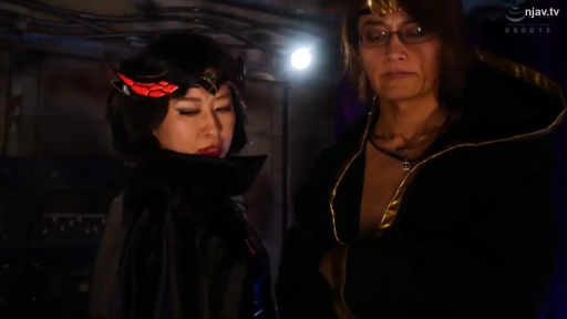 室內 · 嚴肅 · 站立 · 中景 · 对视 · 头饰 · 角色扮演服 · 戏剧化