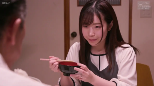 坐姿 · 微笑 · 半身 · 筷子 · 餐厅 · 生活化 · 吃饭 · 拼接上衣