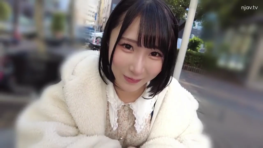 顔部のクローズアップ · 微笑 · 屋外 · 注视镜头 · ショートヘア · 前傾 · 白色毛绒外套