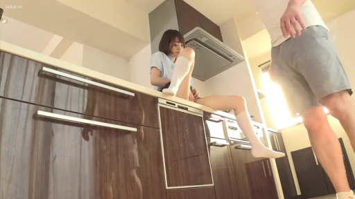 室内 · 面部 · 沉思 · 忧郁 · 站立 · 衬衫 · 短发