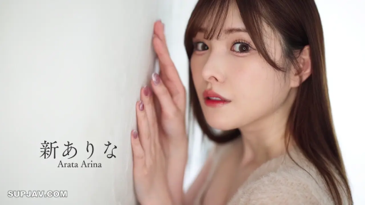 室内 · 脸部特写 · 注视镜头 · 侧身靠墙 · 毛绒上衣 · 柔和表情 · 日本女优