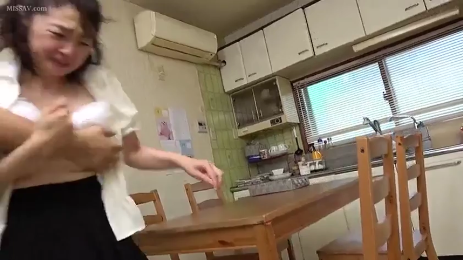 中景 · 站姿 · 餐厅 · 哭泣 · 强迫 · 餐桌椅 · 白衬衫与黑裙 · 强行猥亵