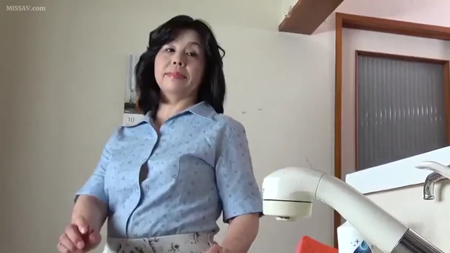 站立 · 厨房 · 上半身 · 平淡 · 注视镜头 · 熟女 · 水龙头 · 蓝色短袖衬衫