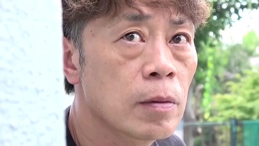 室内 · 站姿 · 微笑 · 面对镜头 · 上半身特写 · 长发 · 衣架 · 上身赤裸