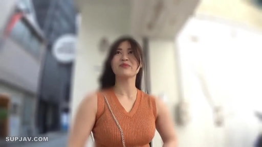 站立 · 自然 · 半身特写 · 行走 · 背景虚化 · 户外街头 · 橘色针织无袖衫 · 挎包链条