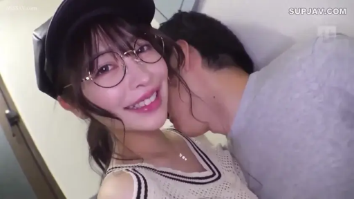 室内 · 眼镜 · 面部特写 · 成人内容 · 笑容 · 露肩上衣 · 亲吻脖子 · 依偎