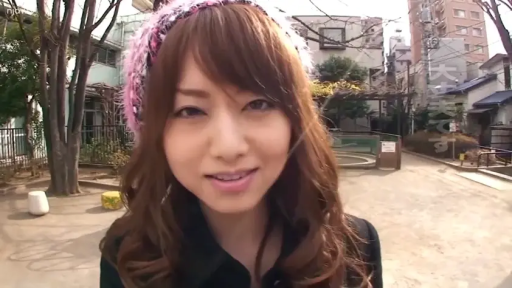 面部特写 · 户外公园 · 粉色毛绒帽