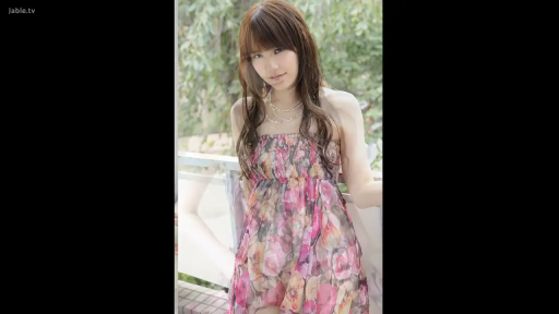 中景 · 摆拍 · 微笑 · 项链 · 阳台 · 侧身站姿 · 绿植背景 · 碎花抹胸连衣裙