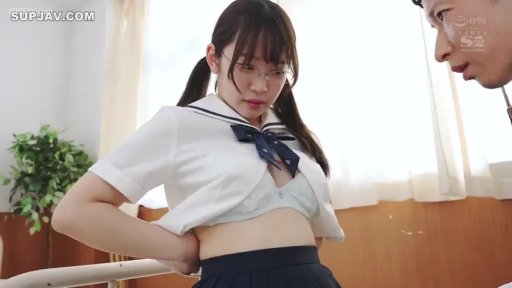 室内 · 眼镜 · 羞涩 · 站姿 · 半身特写 · 学生制服 · 掀起上衣 · 露文胸