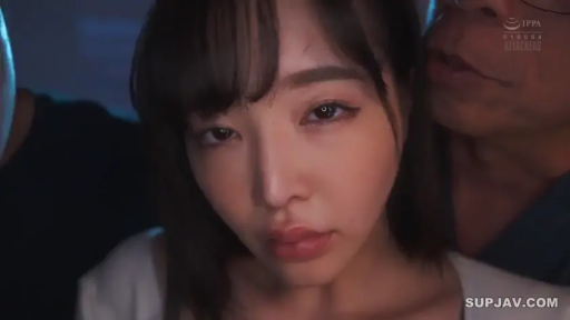 室内 · 忧郁 · 脸部特写 · 白色上衣 · 凝视 · 近景 · 靠坐