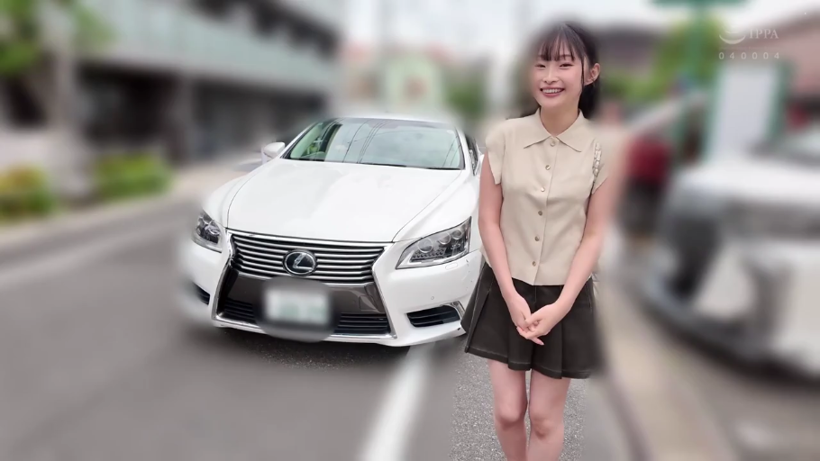 全身 · 站姿 · 短袖衬衫 · 户外街道