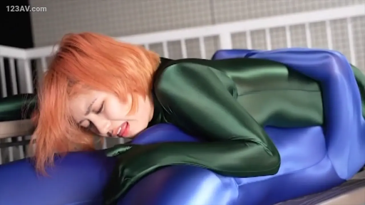 室内 · 俯卧 · 面部特写 · 紧身衣