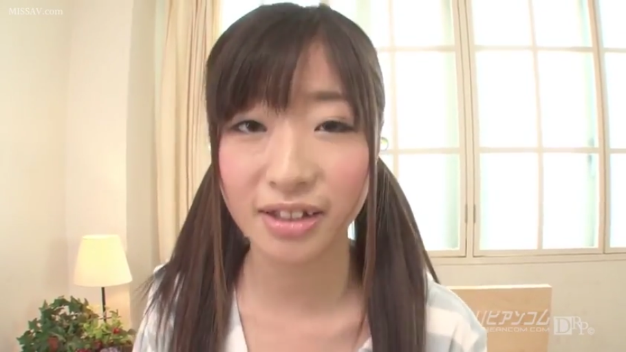 室内 · 脸部特写 · 自然 · 正面 · 说话 · 条纹上衣