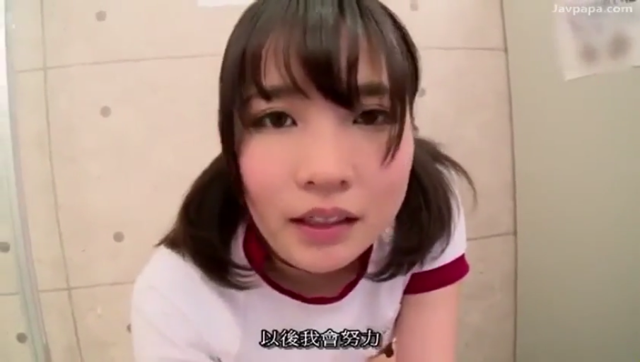 室内 · 俯身 · 脸部特写 · 认真 · 注视镜头 · 双马尾 · 运动服