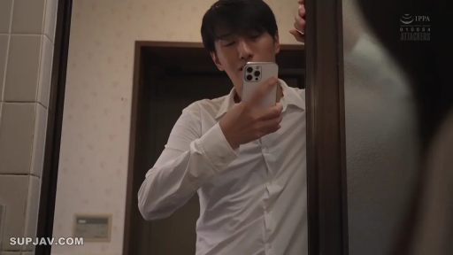 集中 · 浴室 · 站立 · 中景 · 白衬衫 · 携帯電話 · 自拍 · 男性