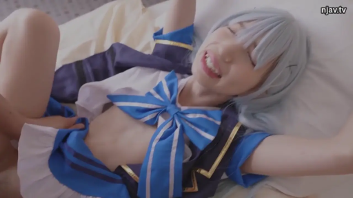 室内 · 性爱 · 上半身 · 银发 · 笑容 · 枕头 · 仰卧 · 水手服