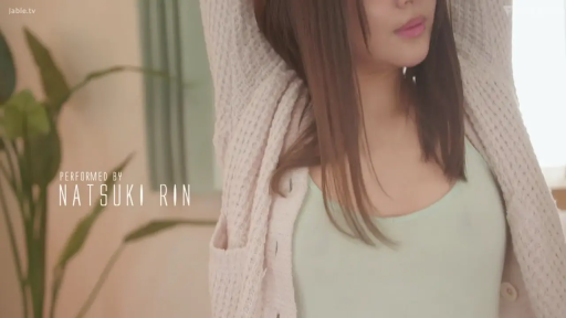 室内 · 字幕 · 平静 · 盆栽 · 摆拍 · 上半身 · 开衫 · 伸展姿势