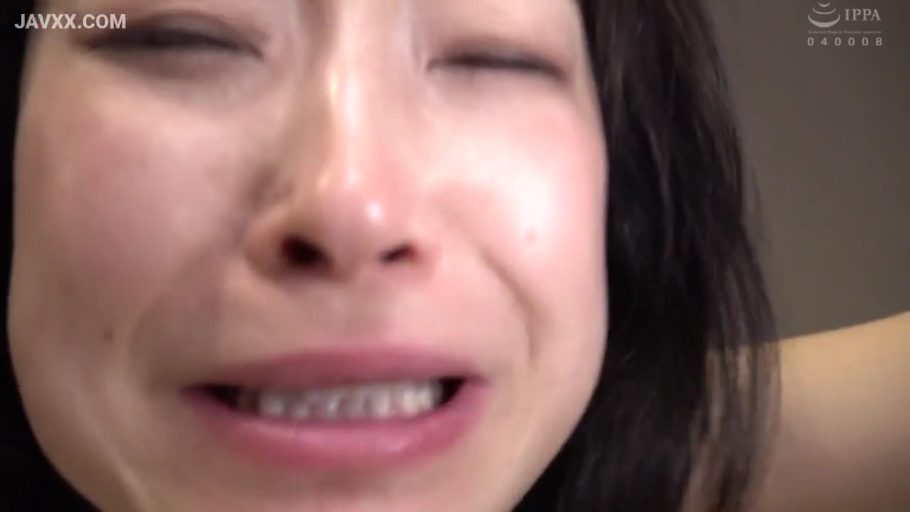 坐姿 · 交谈 · 中景 · 沙发 · 自然 · 客厅 · 休闲装 · 多人