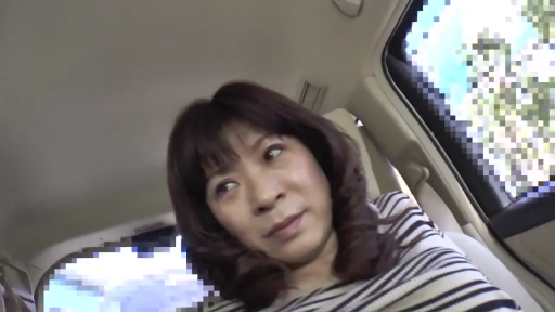 座り姿勢 · 自然 · 顔のクローズアップ · 注視 · 条纹衫 · 车内 · 熟女