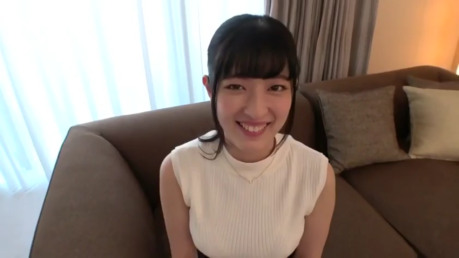 室内 · 坐姿 · 沙发 · 微笑 · 面对镜头 · 面部特写 · 白色无袖上衣 · 亚洲女性