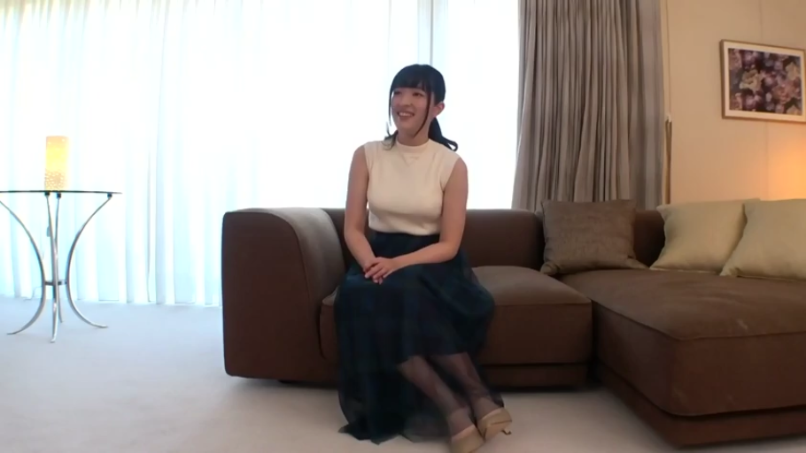 坐姿 · 全身 · 沙发 · 长裙 · 微笑 · 客厅 · 访谈 · 淑女