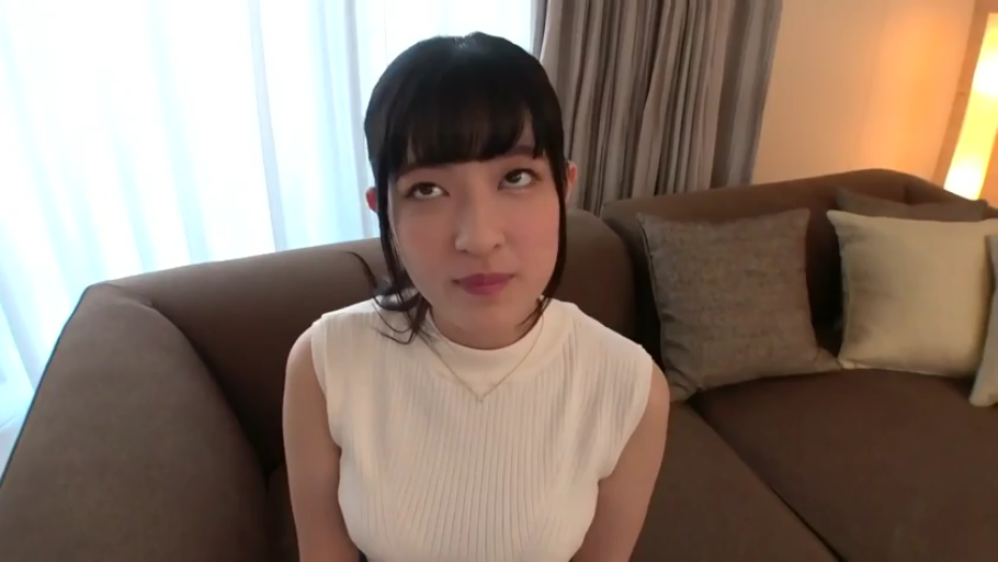 坐姿 · 沙发 · 客厅 · 面部特写 · 对视 · 阿嘿颜 · 齐刘海 · 白色无袖针织衫