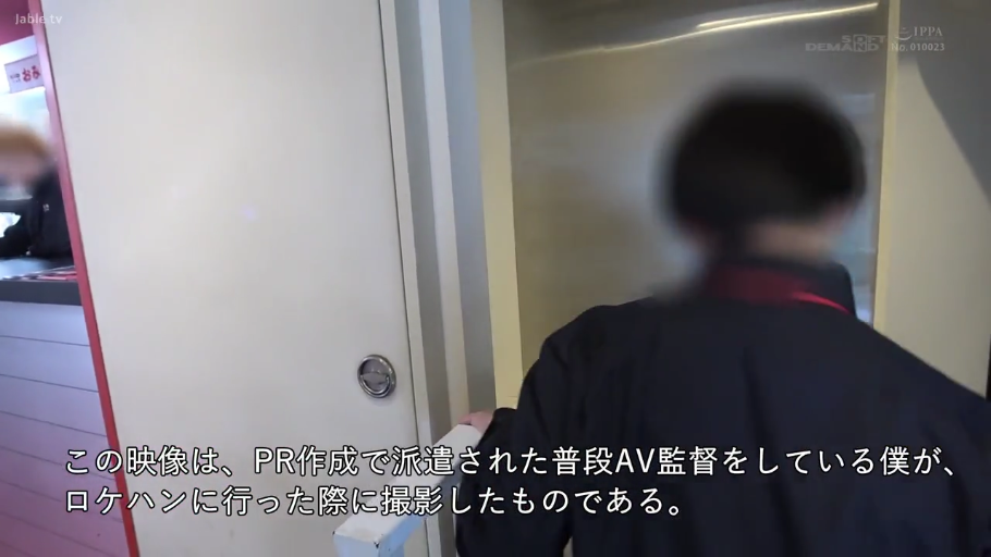 站立 · 中景 · 模糊 · 工牌 · 走动 · 纪实风格 · 工作制服 · 入口