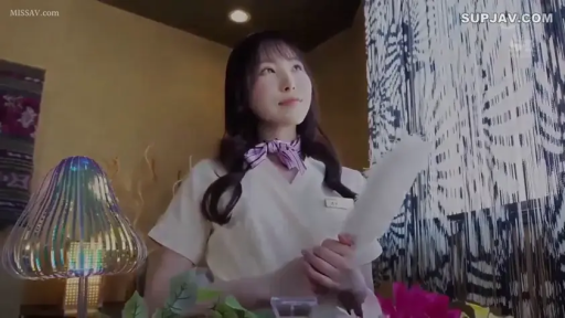 面部 · 迷离 · 枕头 · 仰卧 · 床上 · 注视 · 白色内衣 · 亲密互动