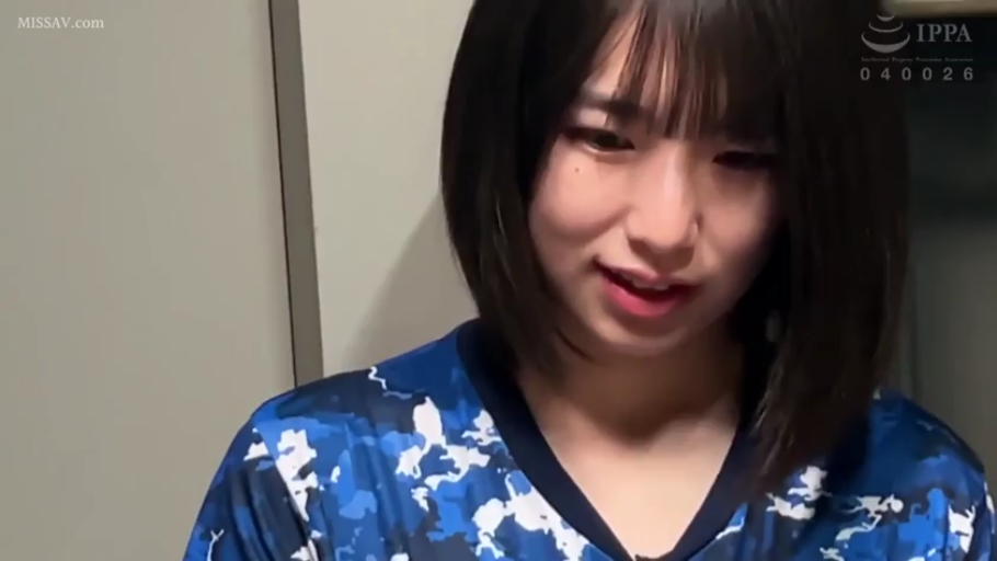 室内 · 脸部 · 微笑 · 注视 · 特写 · 正面 · 蓝色球衣