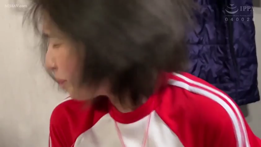 室内 · 闭眼 · 侧脸特写 · 画面模糊 · 运动服 · 侧向 · 摆头