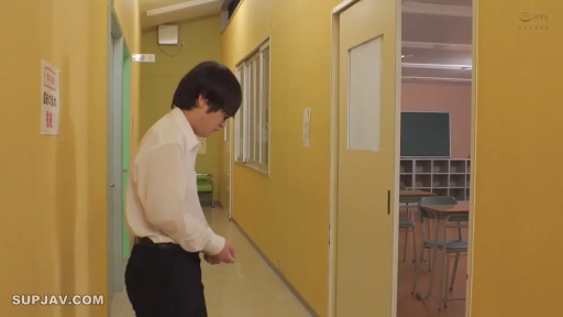 School uniform · Stand · 平静 · 行走 · 学生 · 校园走廊