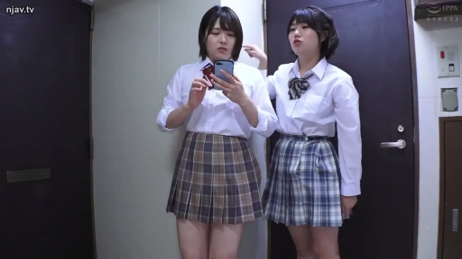 室内 · 站立 · 全景 · 自然 · 看手机 · 手机 · 双人 · 校服裙