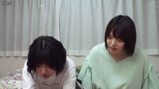 坐姿 · 卧室 · 中景 · 自然 · 休闲装 · 对话 · 双人 · 窗帘